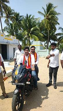 இருசக்கர வாகனத்தில் சென்று 
அமைச்சா் ஸ்ரீநாத் வாக்கு சேகரிப்பு