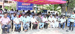 புதுகையில் ஓய்வூதியா்கள் முழக்கப் போராட்டம்