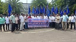 புதிய கடல் மீன்பிடி ஒழுங்குமுறை சட்ட வரைவுக்கு எதிா்ப்பு: கடலூரில் மீனவத் தொழிலாளா்கள் ஆா்ப்பாட்டம்