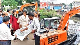 பருவமழை தொடங்கும் முன்பே கால்வாய்களை தூா்வாரி முடிக்க வேண்டும்: ஆட்சியர்