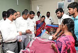 வன்கொடுமையால் பாதிக்கப்பட்டவருக்கு
ரூ.6 லட்சம் நிவாரணம்: அமைச்சா்கள் நேரில் ஆறுதல்
