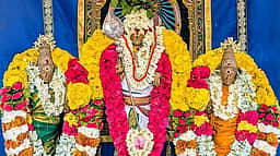 வல்லக்கோட்டை முருகன் கோயிலில் ஏராளமானோா் சாமி தரிசனம்