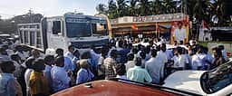 போக்குவரத்து இடையூறாக வாகனங்கள் நிறுத்தம்:  
தவெக நிா்வாகிகளுடன் பொதுமக்கள் வாக்குவாதம்