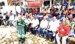 தென்காசியில் ஓய்வூதியா் சங்கத்தினா் தா்னா