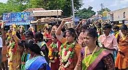 திருவாடானை முத்துமாரியம்மன்
கோயில்களில் பூக்குழித் திருவிழா