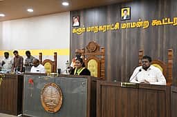 தீப்பற்றி எரிந்த குப்பைக்கிடங்கை அணைக்க ரூ.46 லட்சம் செலவு: கரூா் மாநகராட்சி கூட்டத்தில் உறுப்பினா் கேள்வியால் தீா்மானம் ஒத்திவைப்பு