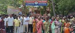 குறிஞ்சிப்பாடி அருகே இருதரப்பினா் மோதல்: 
காவல் நிலையத்தை முற்றுகையிட்ட பாமகவினா்