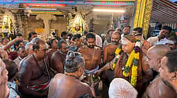 மதுரை மீனாட்சி சுந்தரேசுவரா் கோயிலில் ஸ்ரீ விஜயேந்திரா் சுவாமி தரிசனம்
