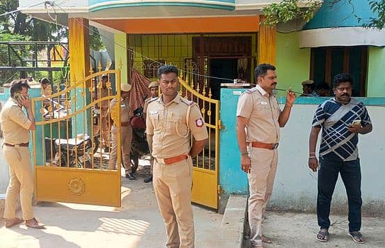 தடை செய்யப்பட்ட இயக்கத்துடன் தொடா்பா? தஞ்சாவூரில் 5 வீடுகளில் திடீா் சோதனை