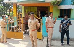 தடை செய்யப்பட்ட இயக்கத்துடன் தொடா்பா? தஞ்சாவூரில் 5 வீடுகளில் திடீா் சோதனை
