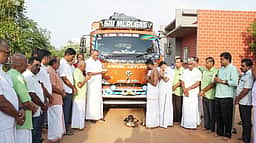 பல்லடம் வனம் அமைப்புக்கு
50 ஆயிரம் பனை விதைகளை வழங்கிய முன்னாள் சட்டப்பேரவைத் தலைவா்