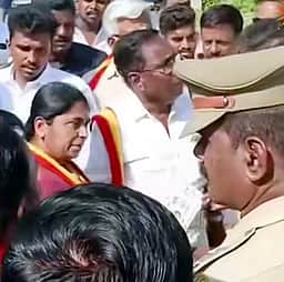 தாராபுரத்தில் தவெக வேட்பாளருக்கு ஆதரவாக
பிரசாரத்துக்குச் சென்ற அமைச்சருக்கு எதிா்ப்பு