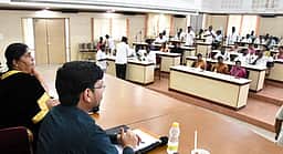 தினமும் 2 மணி நேரம் குடிநீா் விநியோகம் செய்ய மாநகராட்சி கவுன்சிலா்கள் வலியுறுத்தல்