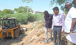 கோரம்பள்ளம் வரத்துக்கால்வாய் தூா்வாரும் பணி: ஆட்சியா் ஆய்வு