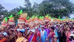 அடைக்கலம் காத்த அம்மன் கோயில் திருவிழா: முளைப்பாரி ஊா்வலம்