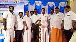 நகராட்சி தூய்மை பணியாளா்களுக்கு நலத்திட்ட உதவி