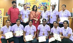 முதலமைச்சா் கோப்பை விளையாட்டுப் போட்டிகள்: ஆட்சியா் பரிசளித்தாா்
