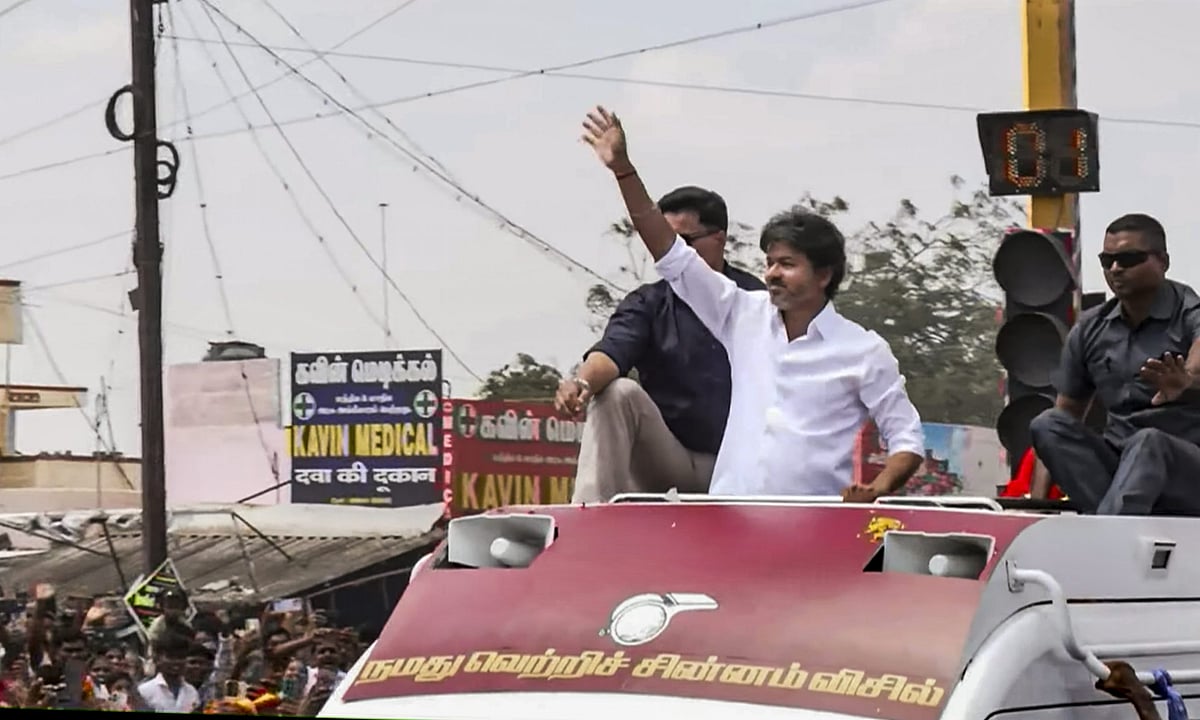 கட்சியின் வேட்பாளர் சத்தியபாமாவை ஆதரித்து பிரசாரம் மேற்கொண்ட முதல்வர் விஜய்.