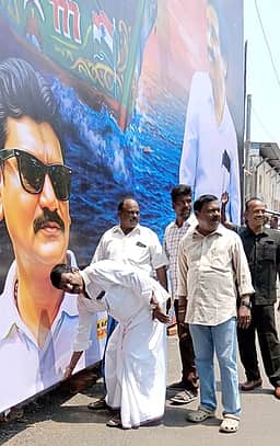 தன்னுடைய பிறந்தநாள் பதாகையை அகற்றிய புதுச்சேரி சட்டப்பேரவை தற்காலிக தலைவா்