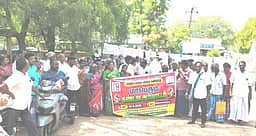 இளையான்குடியில் மாற்றுத்திறனாளிகள் ஆா்ப்பாட்டம்