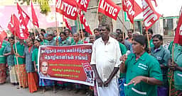 பணி நிரந்தரம் செய்ய வலியுறுத்தி தூய்மைக் காவலா்கள் ஆா்ப்பாட்டம்