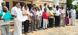 அரசு ஒப்பந்ததாரா்கள் நூதனப் போராட்டம்