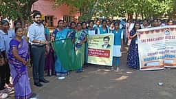 குற்றாலத்தில் தூய்மை விழிப்புணா்வுப் பேரணி