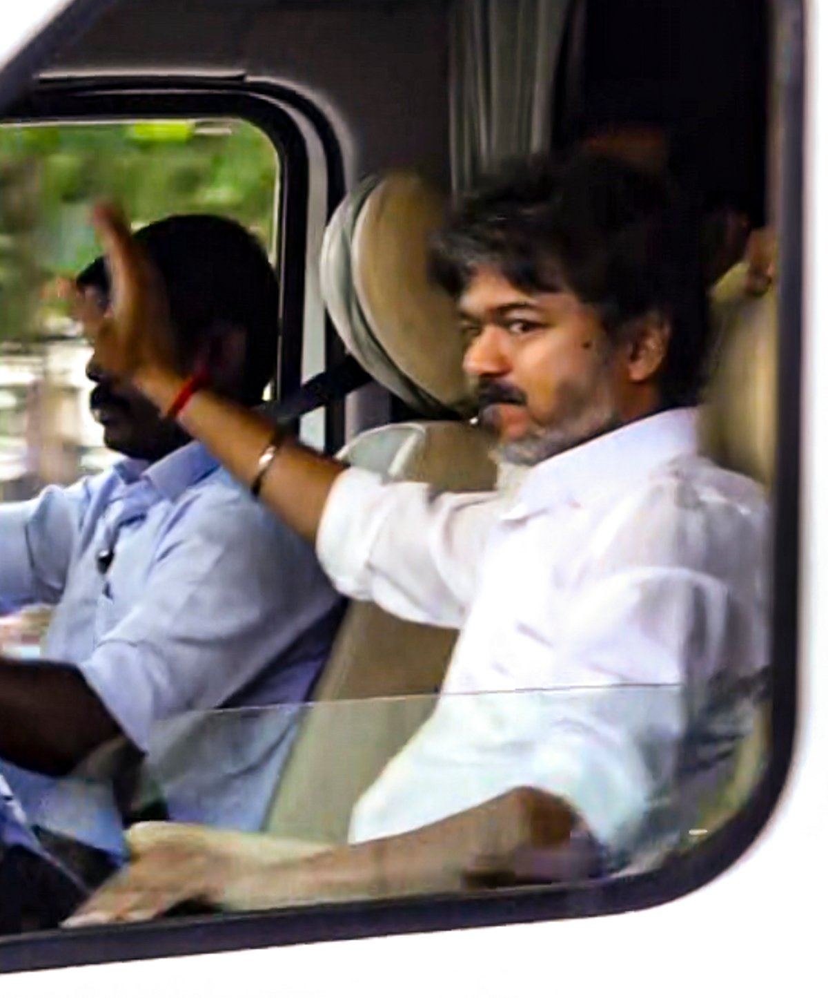 தேர்தல் பிரசாரத்தில் போது தனது வாகனத்திலிருந்து கையசைக்கும் முதல்வர் விஜய்.