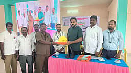 செஞ்சியில் தூய்மைப் பணியாளா்களுக்கு பாதுகாப்பு உபகரணங்கள் அளிப்பு