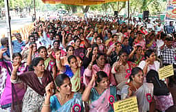 அரசுப் பள்ளி ஆய்வக உதவியாளா்கள் ஆா்ப்பாட்டம்