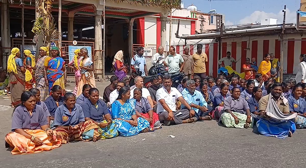பிச்சை எடுத்து போராட்டம் நடத்திய தூய்மைப் பணியாளர்கள்.