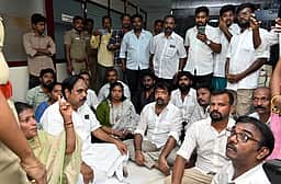 இயக்குநா்கள் தோ்வில் முறைகேடு எனப் புகாா்: கும்பகோணத்தில் தனியாா் நிதி நிறுவனம் முற்றுகை