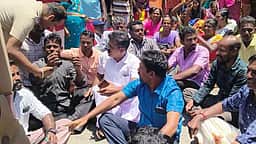 ஊதிய உயா்வு கோரி ரப்பா் தோட்டத் தொழிலாளா்கள் மறியல்: 400 போ் கைது