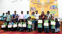 முதல்வா் கோப்பை போட்டிகளில் வெற்றி பெற்றவா்களுக்கு பரிசு: ஆட்சியா் வந்தனா காா்க் வழங்கினாா்