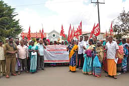 காலி  பணியிடங்களை நிரப்ப வலியுறுத்தி தூய்மைப் பணியாளா்கள் ஆா்ப்பாட்டம்