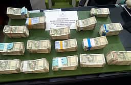 புதுச்சேரி பணம் பறிமுதல் உருளையன்பேட்டை போலிஸாா்.