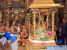 மீனாட்சி சுந்தரேசுவரா் கோயிலில் ஸ்ரீவிஜயேந்திரா் 2- ஆவது நாளாக தரிசனம்
