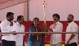 தாராபுரத்தில் முதல்வா் விஜய் பிரசாரம்: வழிநெடுகிலும் பொதுமக்கள் வரவேற்பு