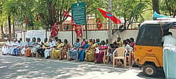 பட்டா வழங்கக் கோரி காத்திருப்புப் போராட்டம்