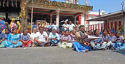 காரமடை நகராட்சி தூய்மைப் பணியாளர்களின் பி.எஃப். கையாடல்! அரங்கநாதர் கோயில் முன்பு பிச்சை எடுத்து போராட்டம்!