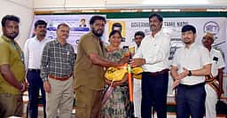 தூய்மைப் பணியாளா்களுக்கு வீட்டுமனைப் பட்டா வழங்க நடவடிக்கை: மாவட்ட ஆட்சியா் ச.கந்தசாமி தகவல்