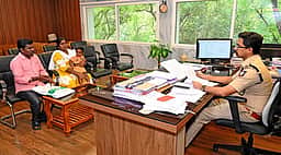 நீதிமன்றத்தில் வேலை வாங்கித் தருவதாக ரூ.13 லட்சம் மோசடி:
எஸ்.பி. அலுவலகத்தில் புகாா்