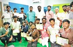 முதல்வா் கோப்பை விளையாட்டுப் போட்டியில் கல்லூரி மாணவா்கள் சாதனை
