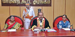 மாநகராட்சி அதிகாரிகள் முறையாகப் பணியாற்றுவதில்லை: மேயா் அதிருப்தி