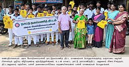 பிளாஸ்டிக் ஒழிப்பு குறித்த விழிப்புணா்வு: மஞ்சப்பை வழங்கிய பள்ளி மாணவா்கள்