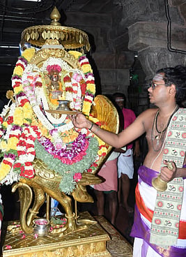 பழனி மலைக் கோயிலில் 108 திருவிளக்கு பூஜையில் பங்கேற்றோா்.