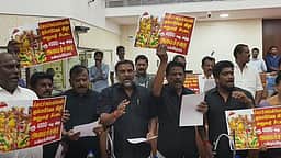 மதுரை மாநகராட்சி மாமன்ற கூட்டத்தில் திமுக கவுன்சிலர்கள் கருப்பு சட்டை அணிந்து ஆர்ப்பாட்டம்!