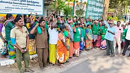 கோபி, நம்பியூரில் தூய்மைப் பணியாளா்கள் ஆா்ப்பாட்டம்