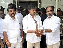 கோவை விமான நிலையத்தில் முதல்வா் விஜய்க்கு உற்சாக வரவேற்பு
