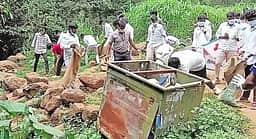 கொல்லிமலையில் நெகிழிப் பொருள்களை அகற்றும் தூய்மைப் பணி முகாம்